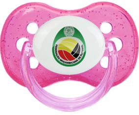 Sucete Cherry Rose, seleccionador nacional de fútbol de Mozambique, con lentejuelas