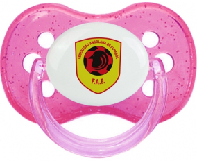 Sucete Cherry Rose, seleccionador de fútbol de Angola, con lentejuelas