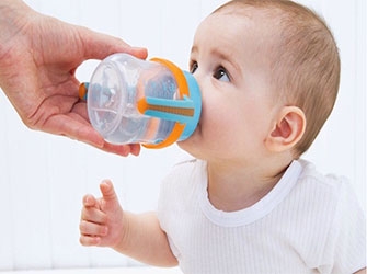 Bébé doit boire de l'eau